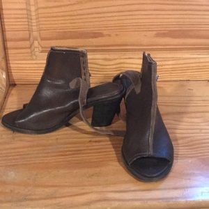 Open toed fry heels size 8 gently used in good condition